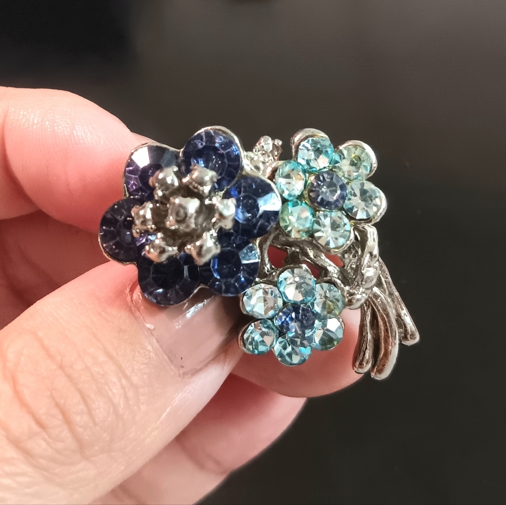 BLUE CLEAR RHINESTONE SMALL FLOWER PIN SPARKLY VINTAGE